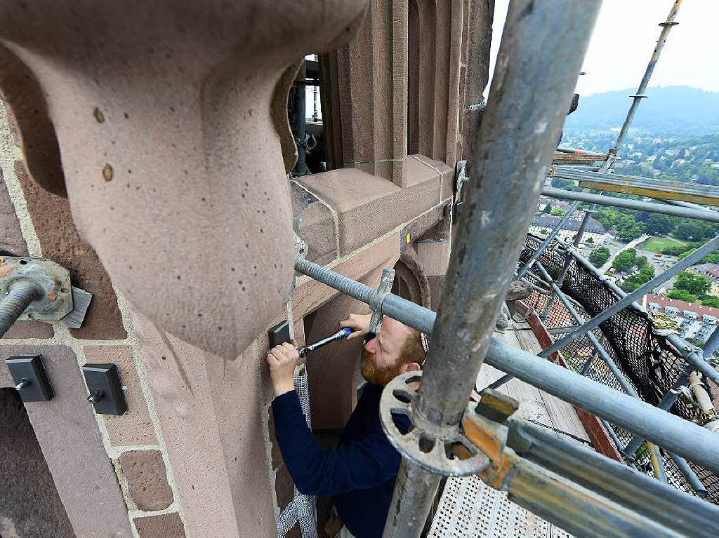 Gewindestangen mit Titanplatten wurden in den Buntsandstein getrieben und geben der Mawerkkonstruktion des Turmhelms Stabilitt, so Projektleiter Tilman Borsdorf.