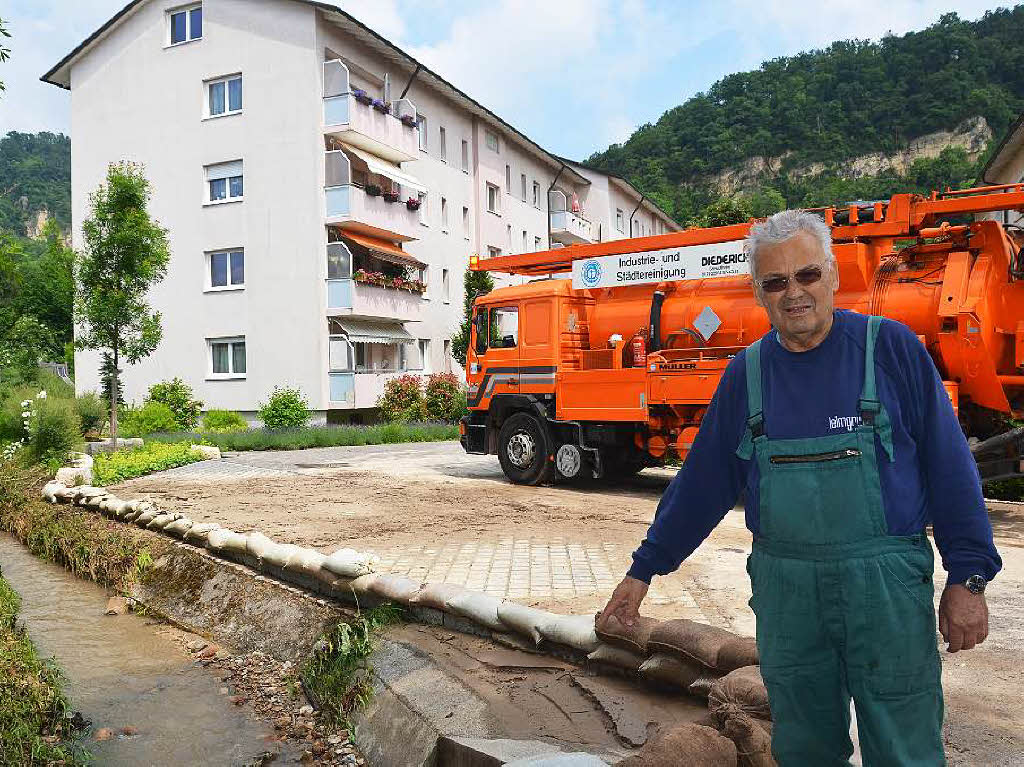 Horst Happle zeigt bei den Husern der Baugenossenschaft auf einen der Engpsse des Ruschbachs.