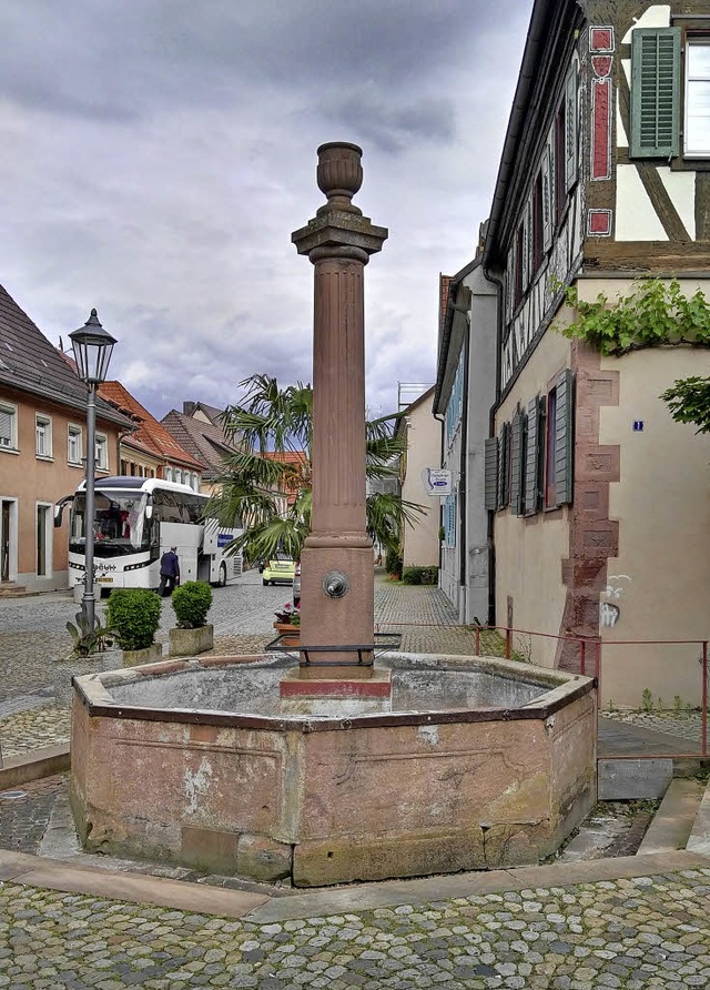 Der Jahrhunderte alte Wettebrunnen in ...h aufs aktuelle Straenniveau anheben.  | Foto: Martin Wendel