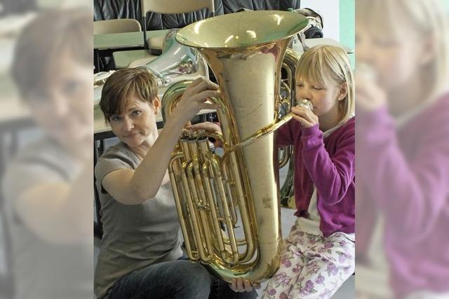 Musikschule Sdschwarzwald bietet Kindern und Eltern Schnupperproben in Schulen an
