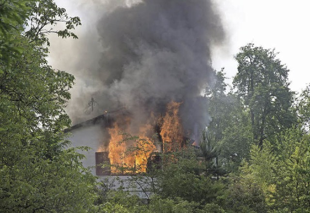 Im Vollbrand stand ein kleines Einfamilienhaus in Schweighof.   | Foto: Mnch