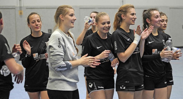 Ein Lcheln trotz einer Niederlage: Handballmdchen der SG Hugsweier/Lahr   | Foto: Bettina Schaller