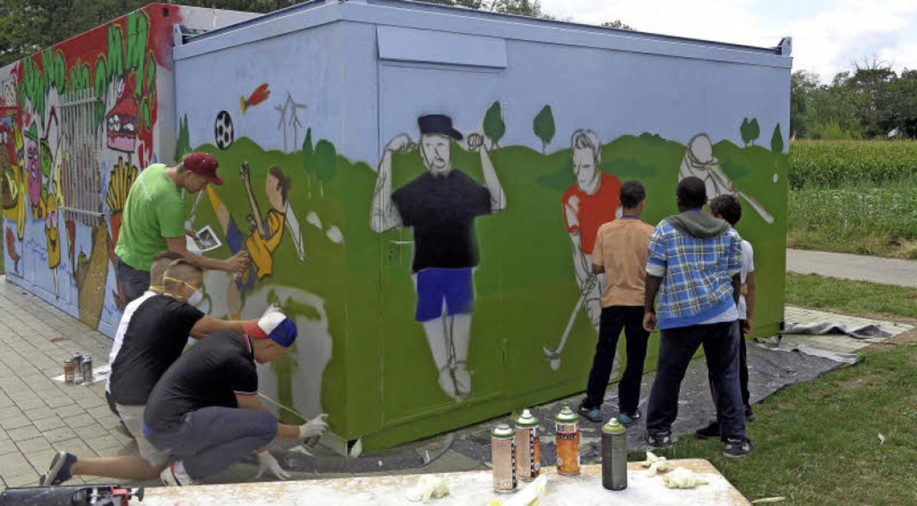 Den Sportcontainer, der direkt an den ...affiti-Workshop farbenfroh gestaltet.   | Foto: privat