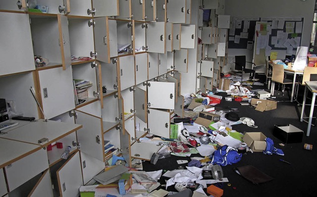 Im Lehrerzimmer des Gundelfinger Gymna...den an den aufgehebelten Zimmertren.   | Foto: Gabriele Fssler /Privat