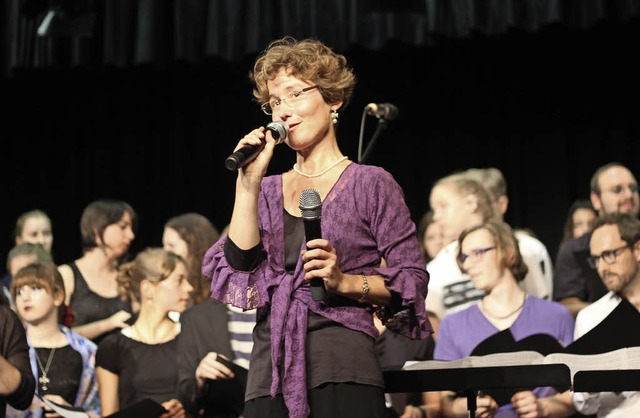 Chorleiterin Regina Weismann beim Sommerkonzert des Kant-Gymnasiums    | Foto: Gessner