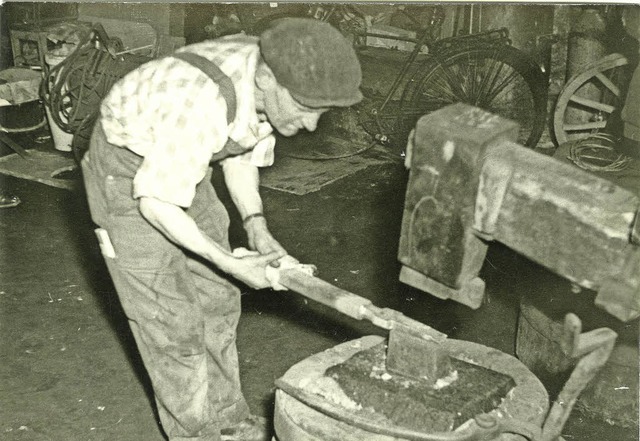Die Einweihung der historischen Hammer...rbeit am kleinsten der groen Hmmer.   | Foto: Archiv Roland Gutjahr
