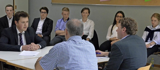 Die Schler der Frstabt-Gerbert-Schul...elix Haffner von Aebi Schmidt fhren.   | Foto: Sebastian Barthmes