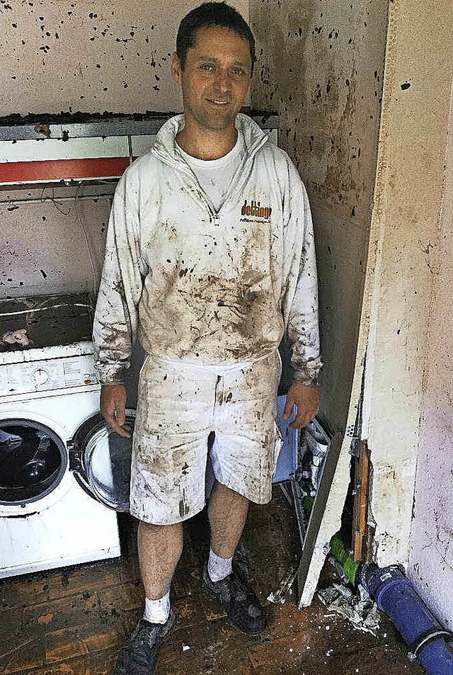 Stuckateur Urban Dettinger junior in seinem vom Hochwasser ruinierten Keller.   | Foto: Florian Kech