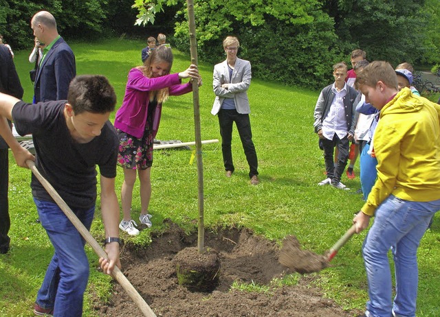 Madchen und Jungen aus beiden Lndern ...eldahorn in den Boden gepflanzt wurde.  | Foto: Rolf Reimann