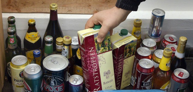 Wer zu viel Alkohol trinkt, gefhrdet ...Bilanz des Drogenberichts aus Berlin.   | Foto: DPA