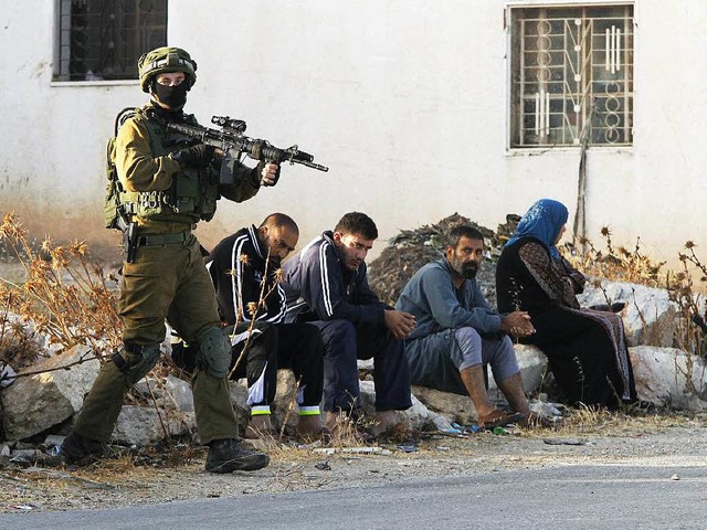 Die israelische Armee durchsuchte am D... den Heimatort der beiden Attentter.   | Foto: AFP