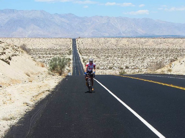 Einrollen in der Wste: Julian Eisenbe...side das hrteste Radrennen der Welt.   | Foto: Eisenbeis