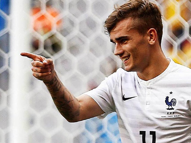 sthet am Ball und noch dazu ein pfleg...hs Offensivspieler Antoine Griezmann.   | Foto: dpa