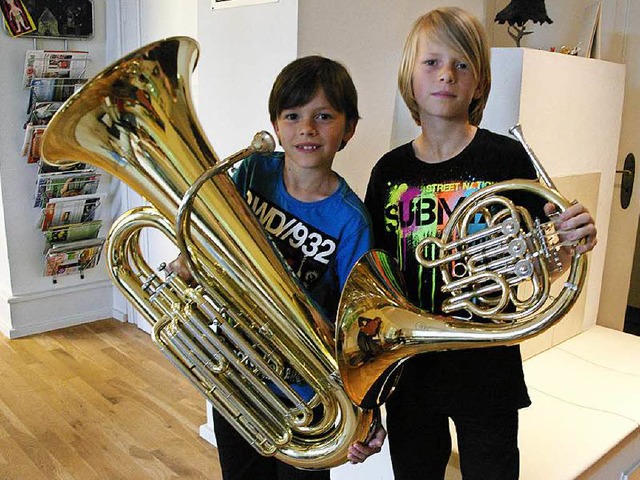 Felix (links) und Valentin Zrn mit ihren Instrumenten: Tuba und Horn  | Foto: Martin Pfefferle
