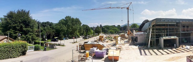 Der Brgerpark (l.) wird erweitert, di...trae vor dem Bad   verkehrsberuhigt.   | Foto: Robert Ullmann