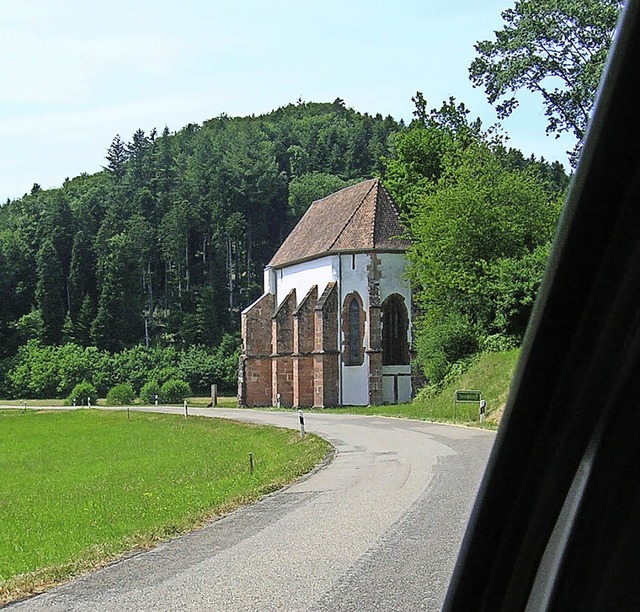 Die Strae zwischen Freiamt und Emmend...l fhrt direkt an der Kapelle vorbei.   | Foto: Sylvia-Karina Jahn