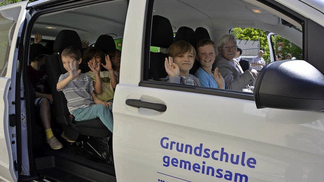 Barbara Carl (Fahrersitz) konnte sich ...mit den Schlern ber den Bus freuen.   | Foto: Felix Lieschke