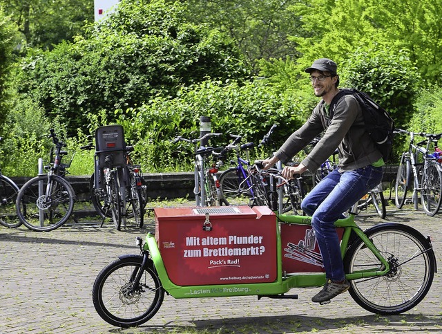 Robert Schneider mit einem der Lastenvelofreiburg-Rder   | Foto: Schneider