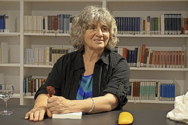In der Bad Krozinger Mediathek hat Eva Berberich ihr neues Buch vorgestellt.  | Foto: Anne Freyer