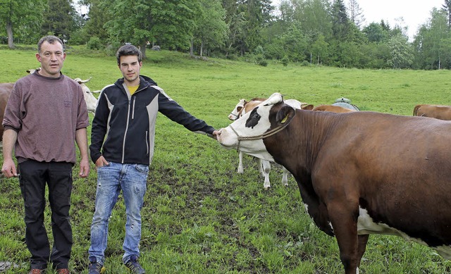 Martin Fromm (links) und sein Neffe Lu...eines landwirtschaftlichen Betriebes.   | Foto: Cornelia Liebwein