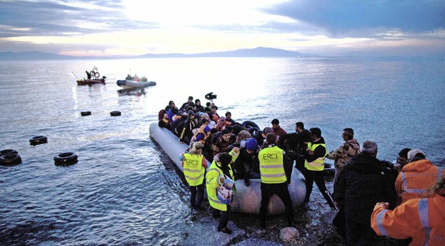 Wenn Staat und Navigation versagen, wo...gsboot strandet auf der Insel Lesbos.   | Foto: dpa