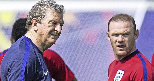 Unter Druck: Englands Coach Roy Hodgson (links) und Wayne Rooney  | Foto: dpa