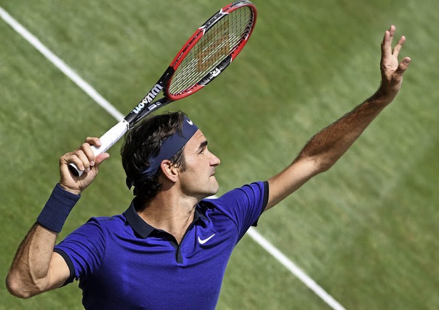 Roger Federer adelt das Traditionsturn...esenheit und erreicht das Halbfinale.   | Foto: dpa