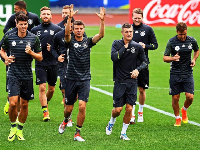 Gut gelaunt zum Auftaktmatch: Die deut...chts) beim Abschlusstraining in vian   | Foto: afp