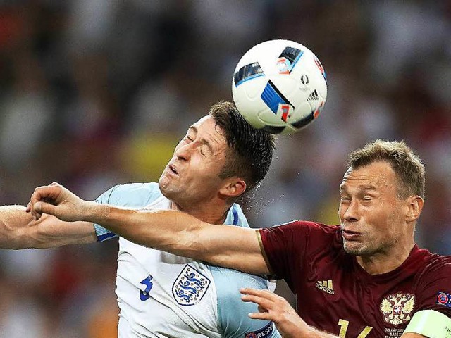 Die Englnder (mit Gary Cahill, links)...ie Russen um Wasili Beresuzki, doch...  | Foto: AFP