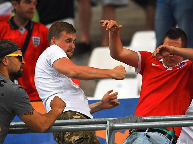 Schlgereien sogar im Stadion. Russisc...n den englischen Block gestrmt haben.  | Foto: dpa
