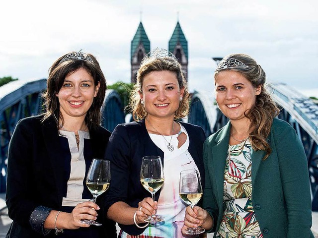 Die Weinprinzessinnen Katharina Dier (...s Meersburg posieren nach der Krnung.  | Foto: dpa