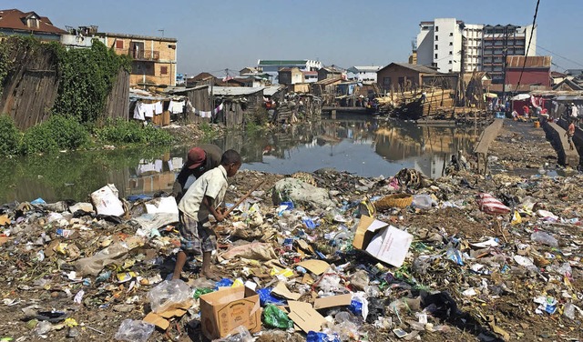 Verlorene Kindheit: Das Armenviertel v...arivo in Madagaskar versinkt im Mll.   | Foto: Jrgen Btz(Dpa)