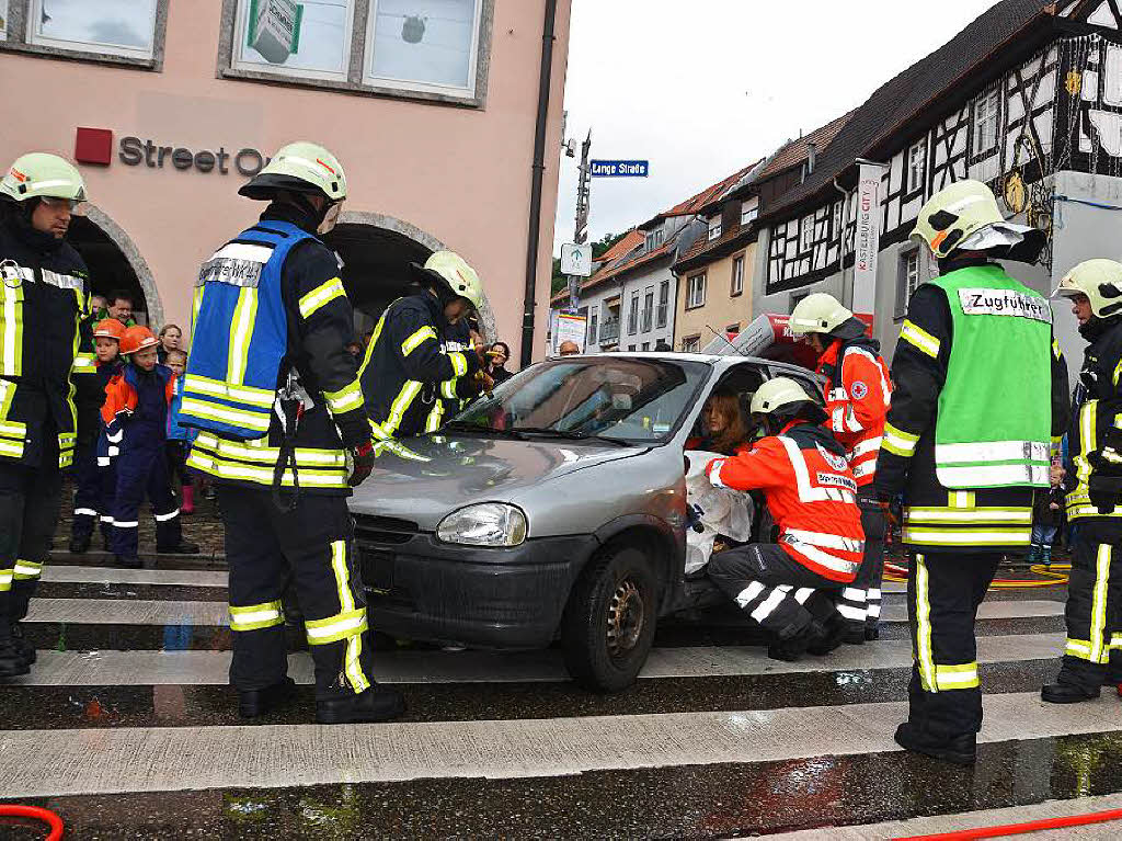 Bei einer Vorfhrung demonstrierten Feuerwehrleute und Rot-Kreuz-Helfer die Rettung aus einem Unfallfahrzeug.