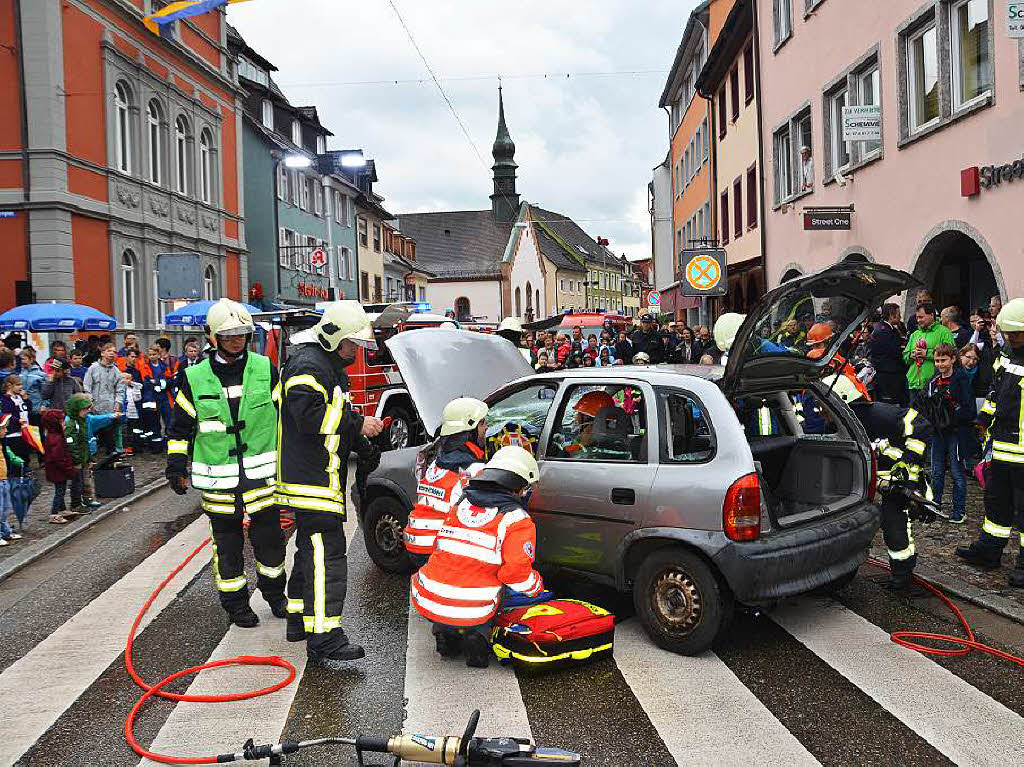 Bei einer Vorfhrung demonstrierten Feuerwehrleute und Rot-Kreuz-Helfer die Rettung aus einem Unfallfahrzeug.