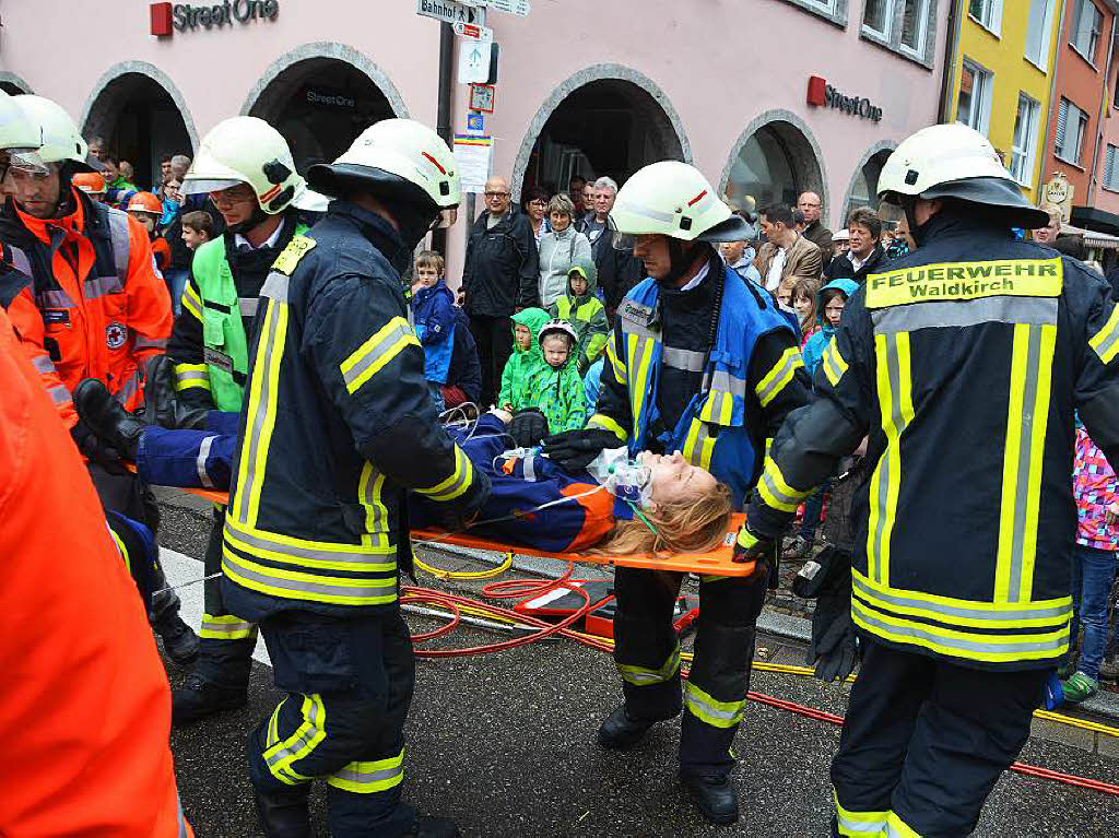 Bei einer Vorfhrung demonstrierten Feuerwehrleute und Rot-Kreuz-Helfer die Rettung aus einem Unfallfahrzeug.