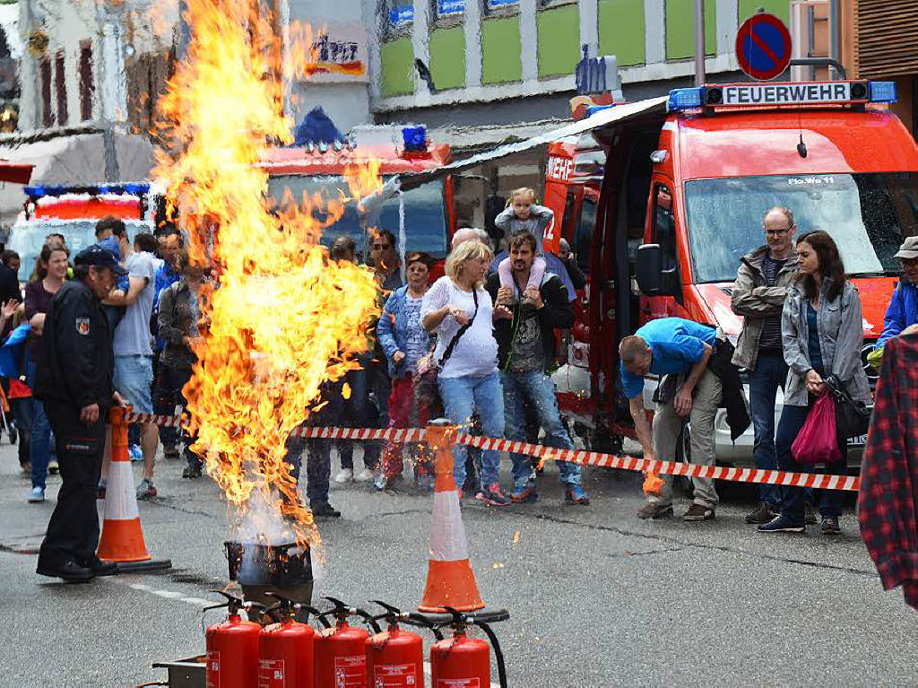 Die Feuerwehr Rastatt zeigte, was passiert wenn, eine Spraydose explodiert.