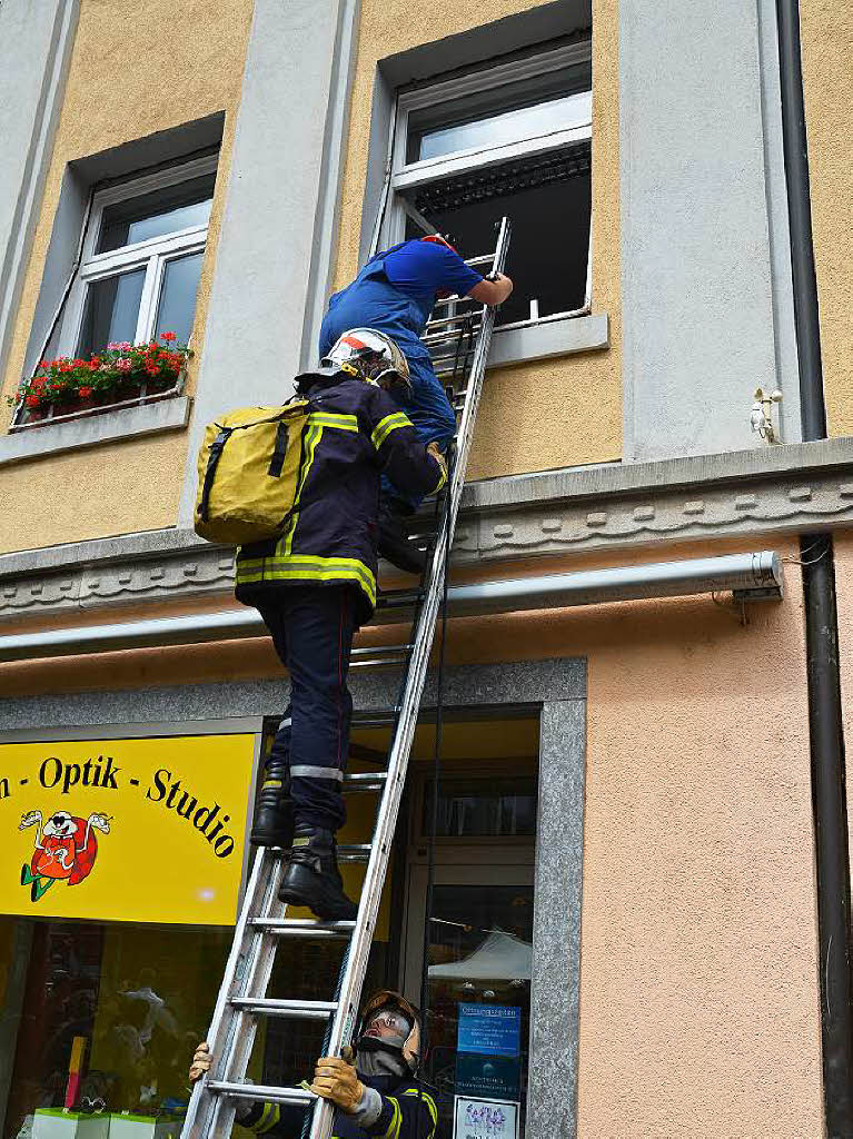 Schlettstdter Feuerwehrmann rettet Waldkircher Jugendlichen aus dem „brennenden Haus“.
