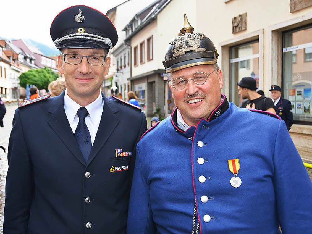 Einst und jetzt: Rechts Dieter Hammling in alter Uniform, links Christian Klein, heutiger Stadtkommandant in Waldkirch.
