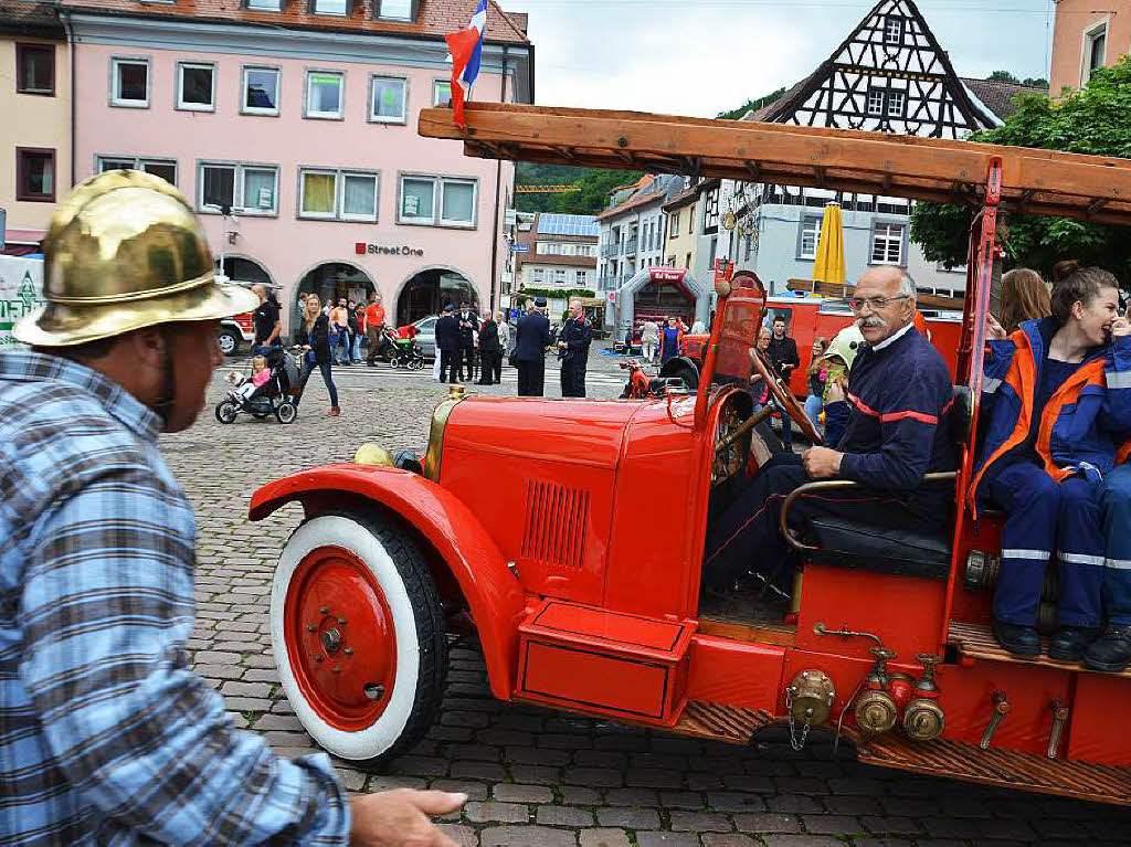 Albert Egele am Steuer des historischen Feuerwehrfahrzeugs aus Slestat, das dieser selbst restauriert hat.