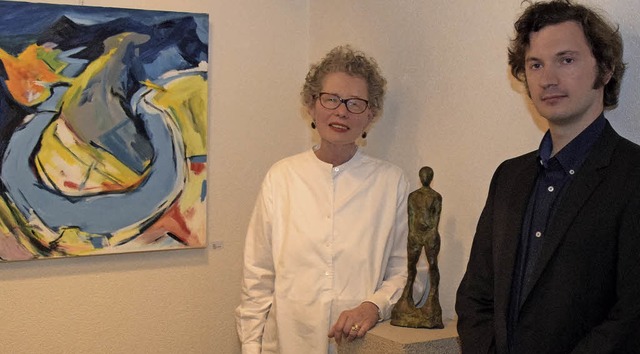 Eva-Maria und Marcel Zuber mit dem lg...Mosel&#8220; und einer Bronzeskulptur.  | Foto: Stefan Pichler