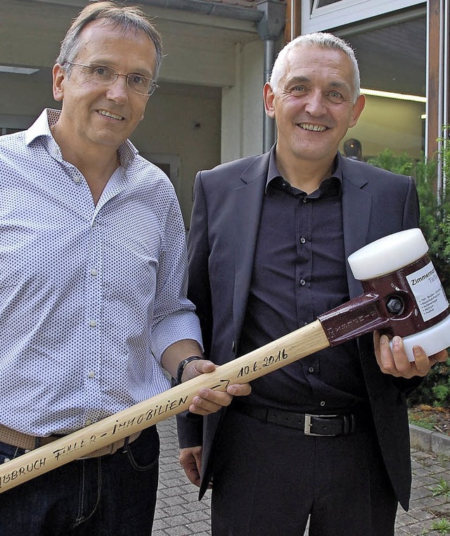 Mit dem Abbruchhammer in Aufbruchstimm...(links) und Architekt Rdiger Leykum.   | Foto: Hildegard Siebold