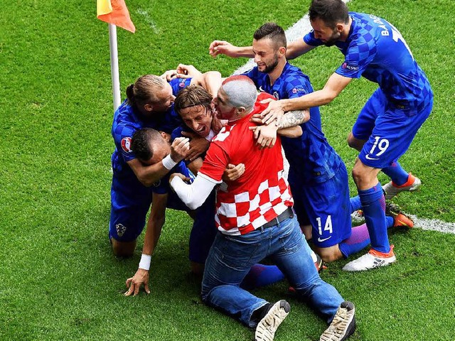 Jubeltraube um den kroatischen Mittelf...r Luka Modric (Mitte) nach seinem Tor   | Foto: afp