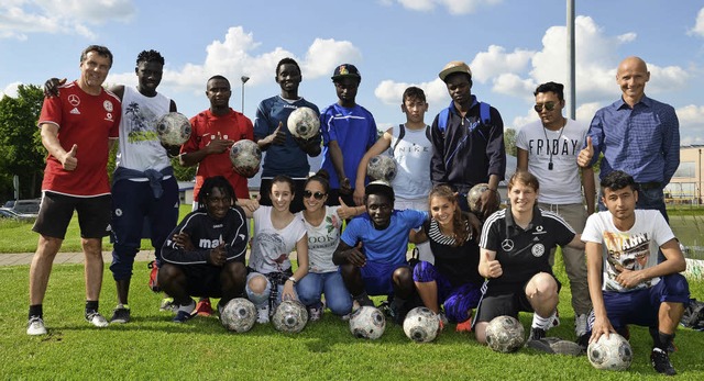 Mit zehn Flchtlingen trainierten Profis des SC Freiburg in Donaueschingen.   | Foto: Dinort