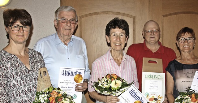 Seit 40 Jahren bei den Tischtennisspor...delle, Rainer Rudolf und Erika Gallus.  | Foto: Babette Staiger