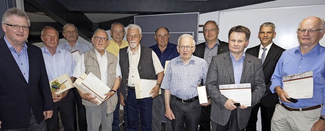 Im Beisein des Landtagsabgeordneten Pa...eck (links),  langjhrige Mitglieder.   | Foto: Julius Steckmeister