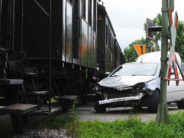 Der Pkw rammte  bei Binzen die Lok der... nach kurzem Bremsweg zum Stehen kam.   | Foto: Schn