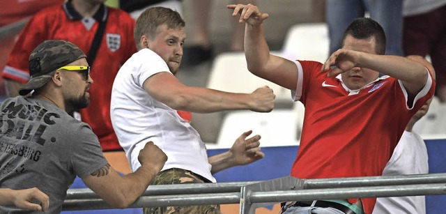 Gewalt im Stadion: Ein Russe schlgt i...ade Vlodrome einen Englnder nieder.   | Foto: dpa
