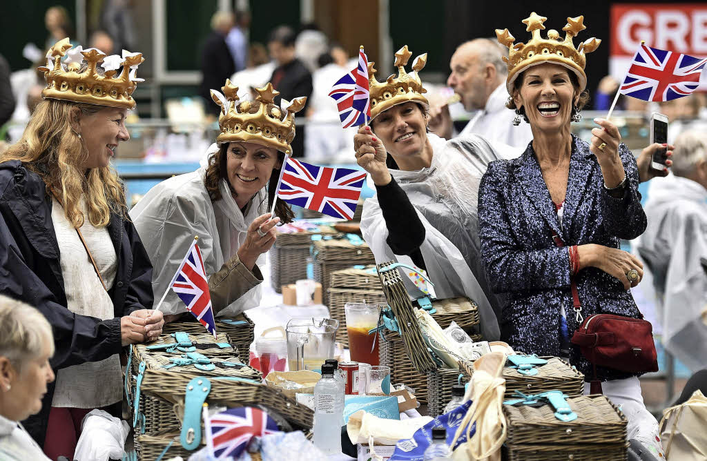 Queen feiert ihren 90. Geburtstag mit 10.000 Menschen Panorama