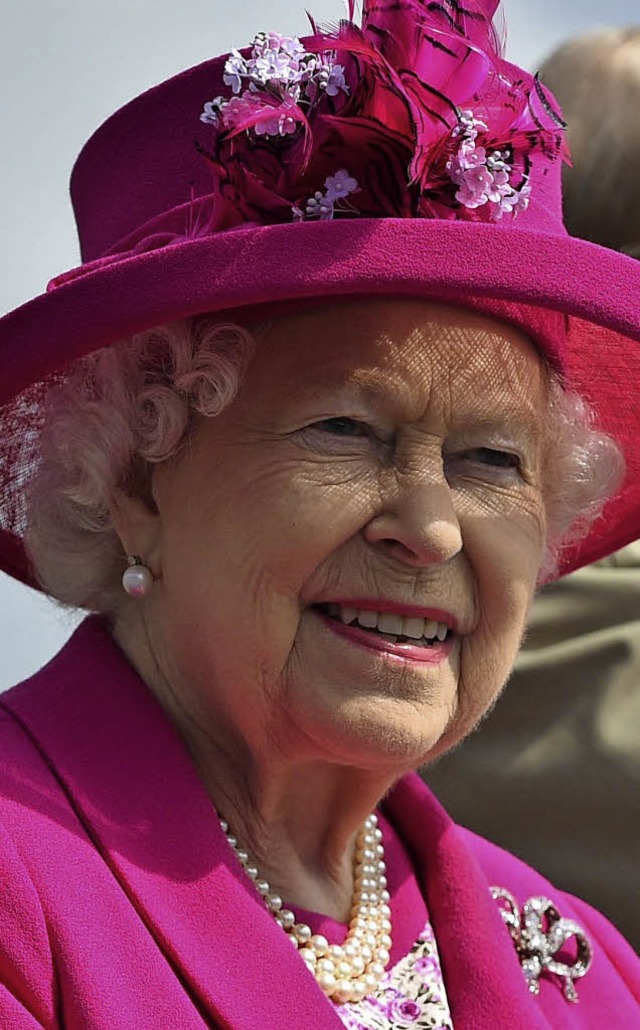 Am Samstag noch in Knallgrn, nun in Knallpink: die Queen   | Foto: dpa