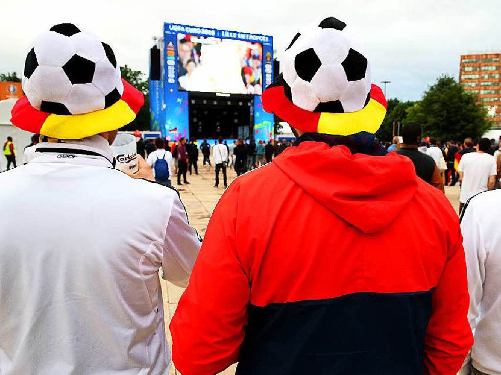 Fans schauen das Spiel auf der Fanmeile in Lille